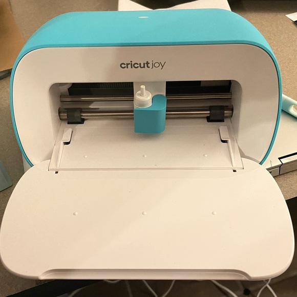 Cricut Joy, like new condition with 3 brand new mats included